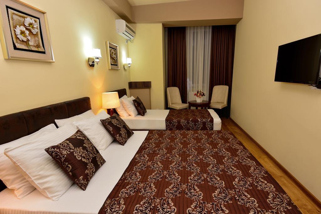 Hotel Diamond Τυφλίδα Δωμάτιο φωτογραφία