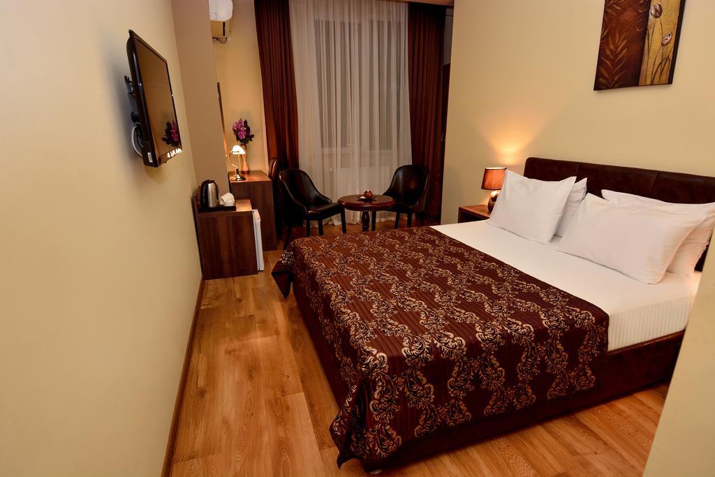 Hotel Diamond Τυφλίδα Δωμάτιο φωτογραφία